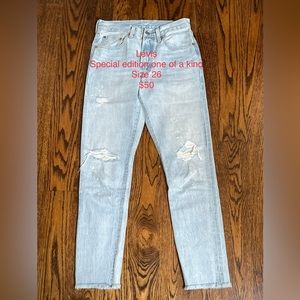 Levi’s distressed jeans size 26